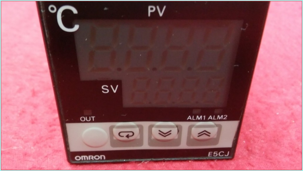 OMRON E5CJ-Q2 ISI KONTROL 20MA 12V DC OUTPUT